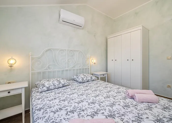 度假居 House Divna Pinezići
