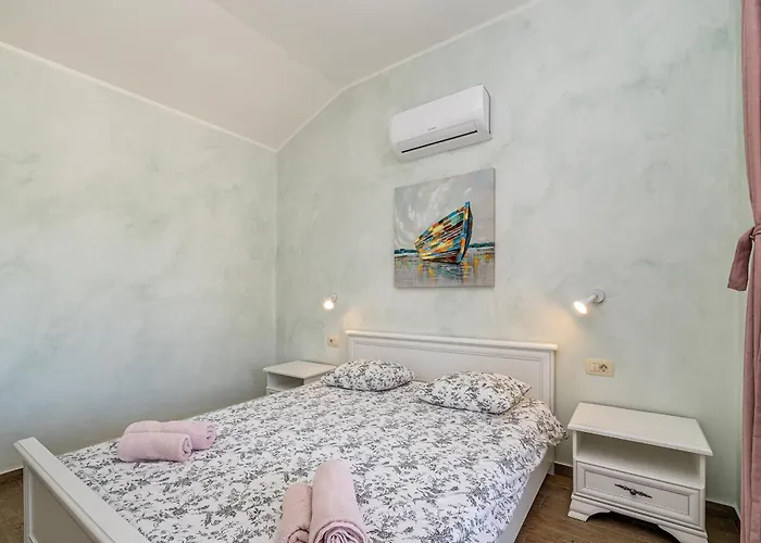 House Divna 度假居 Pinezići