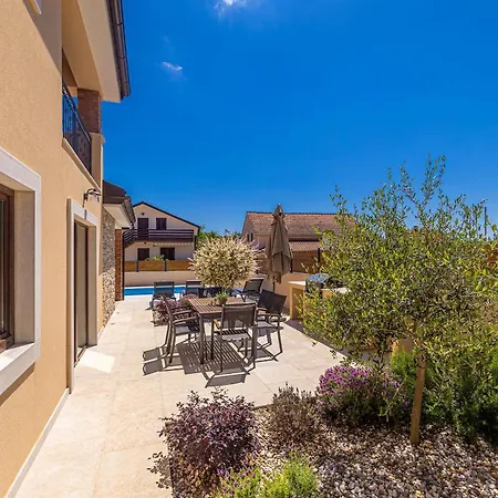 Semi-detached House Divna With Private Pool בית נופש