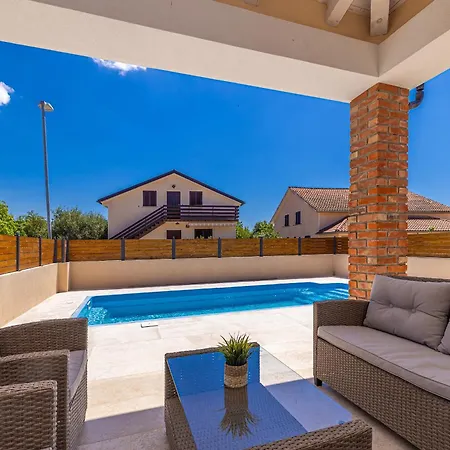 בית נופש Semi-detached House Divna With Private Pool Pinezići