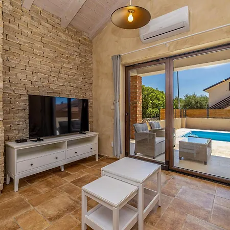 House Divna בית נופש Pinezići