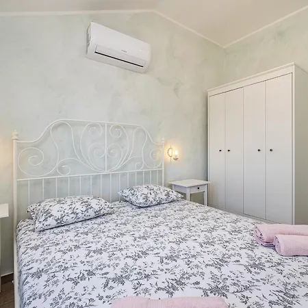 בית נופש House Divna Pinezići