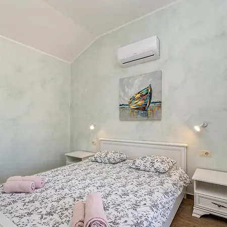 House Divna בית נופש Pinezići