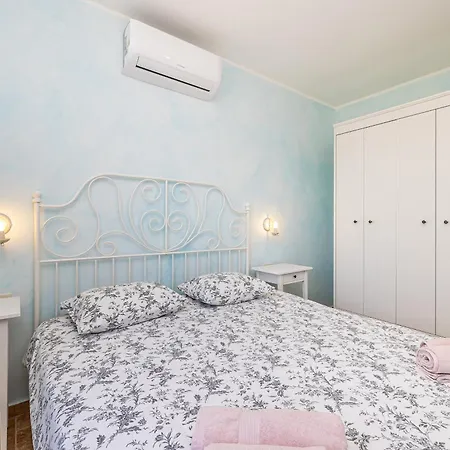 בית נופש House Divna Pinezići